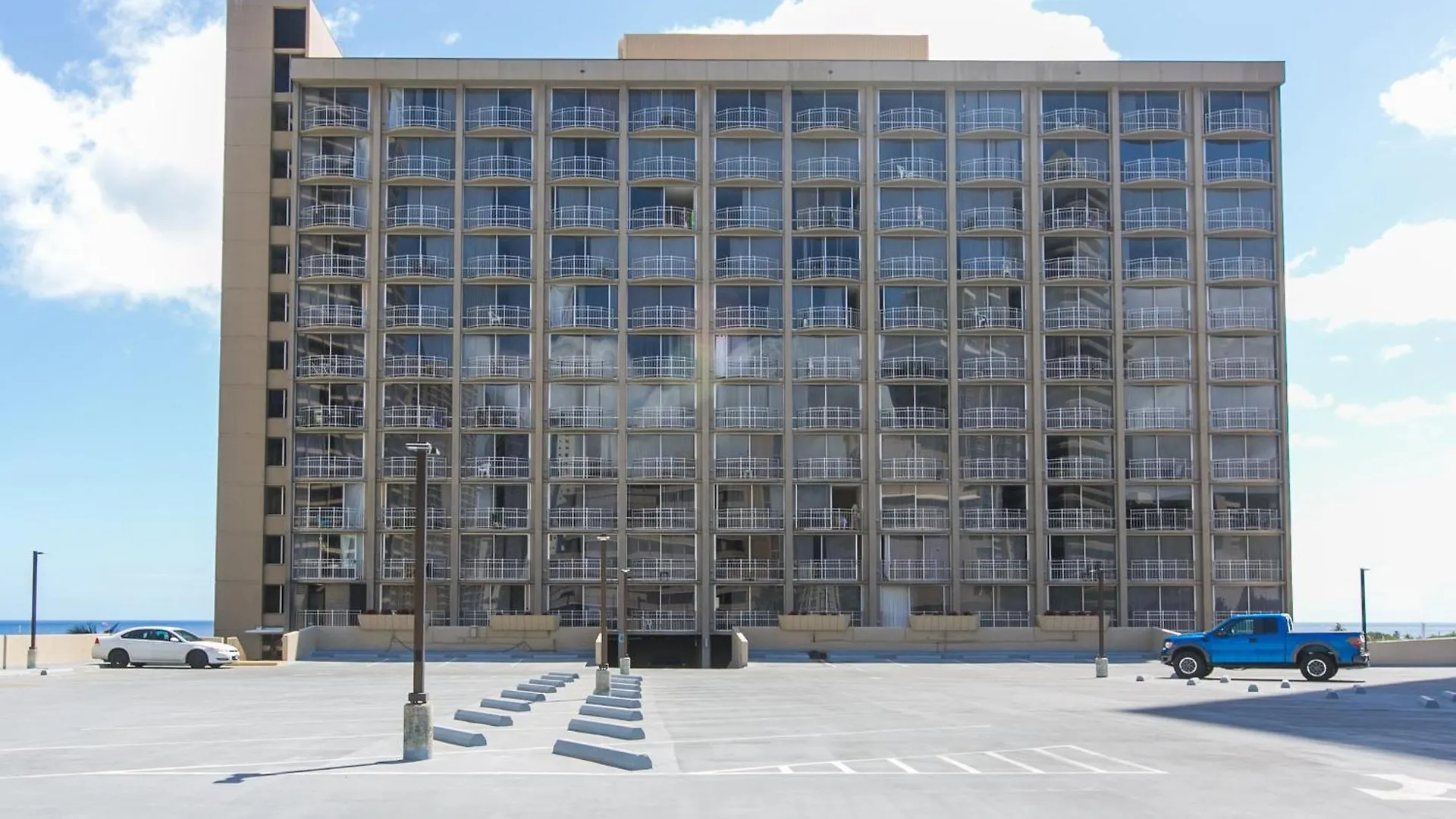 Spacious One Bedroom Harbor View Condos At Ilikai Marina With Private Balcony Honolulu Apartment